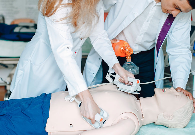 Curso de Reanimación Cardiopulmonar Básica (RCP) y Desfibrilador Externo Automático (DEA) UCM Capacita